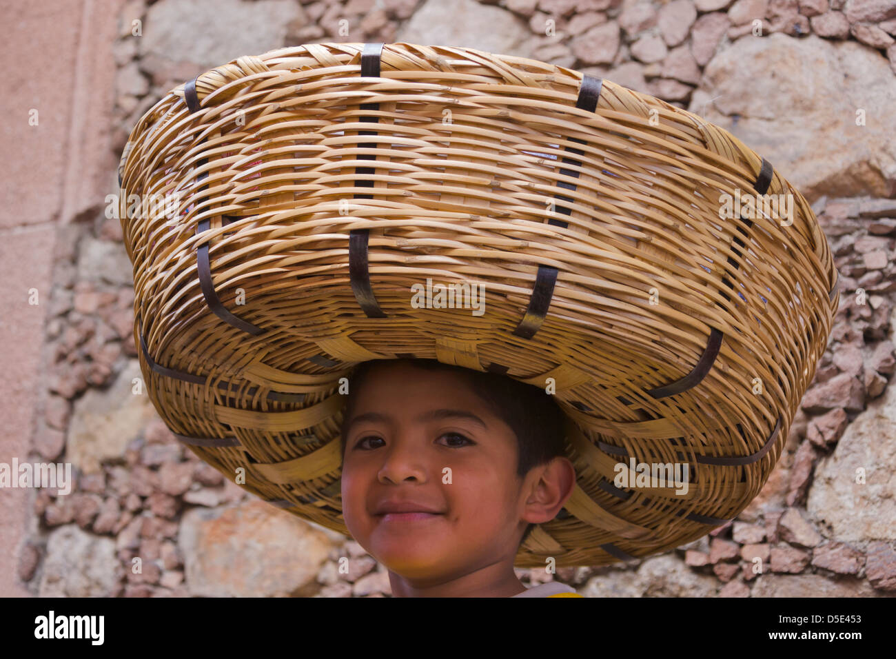 Boy carrying basket de tortillas, Patzcuaro, Michoacan State, Mexique Banque D'Images