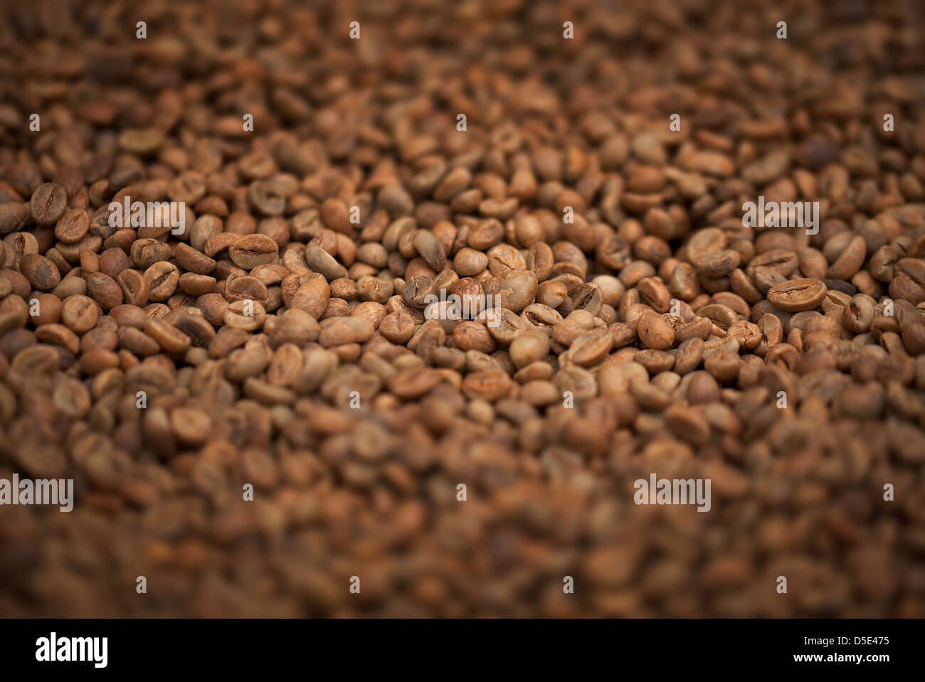 Les grains de café frais fried brown background close-up Banque D'Images