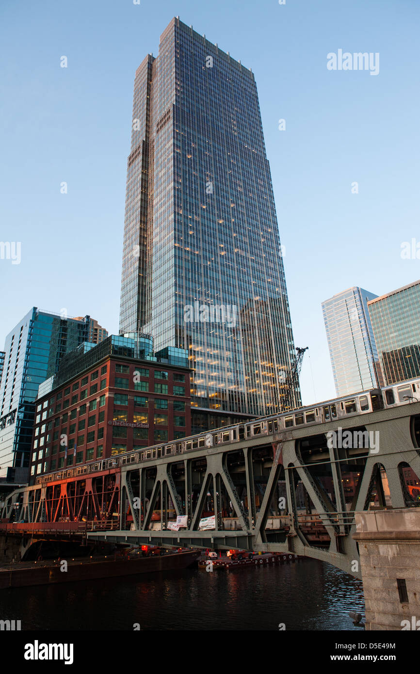 CHICAGO - le 28 mars : une vue de River North à Chicago, aux États-Unis, y compris les puits Street Bridge, le 28 mars 2013. Banque D'Images