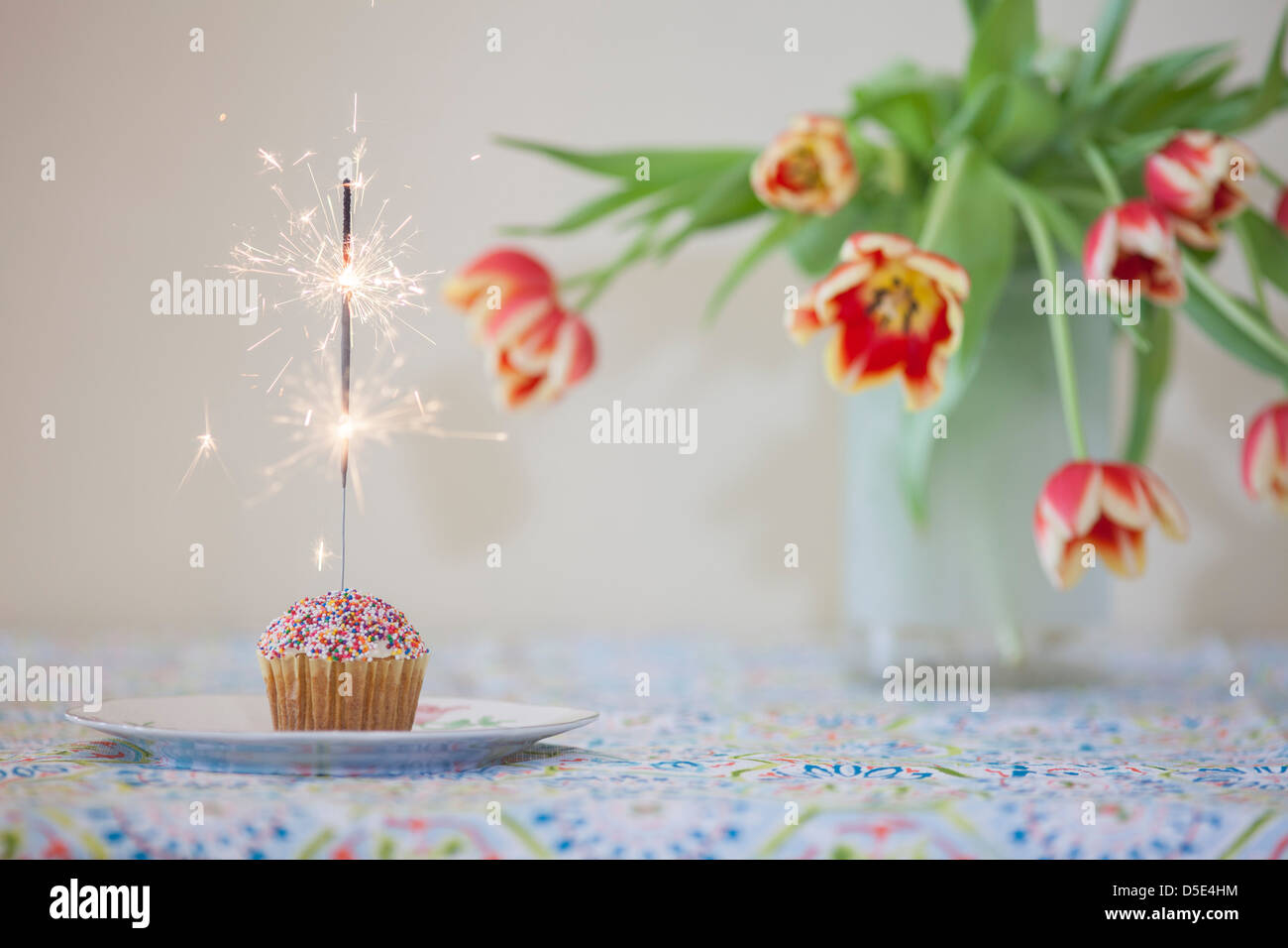 Cupcake et mousseux sparkler Banque D'Images