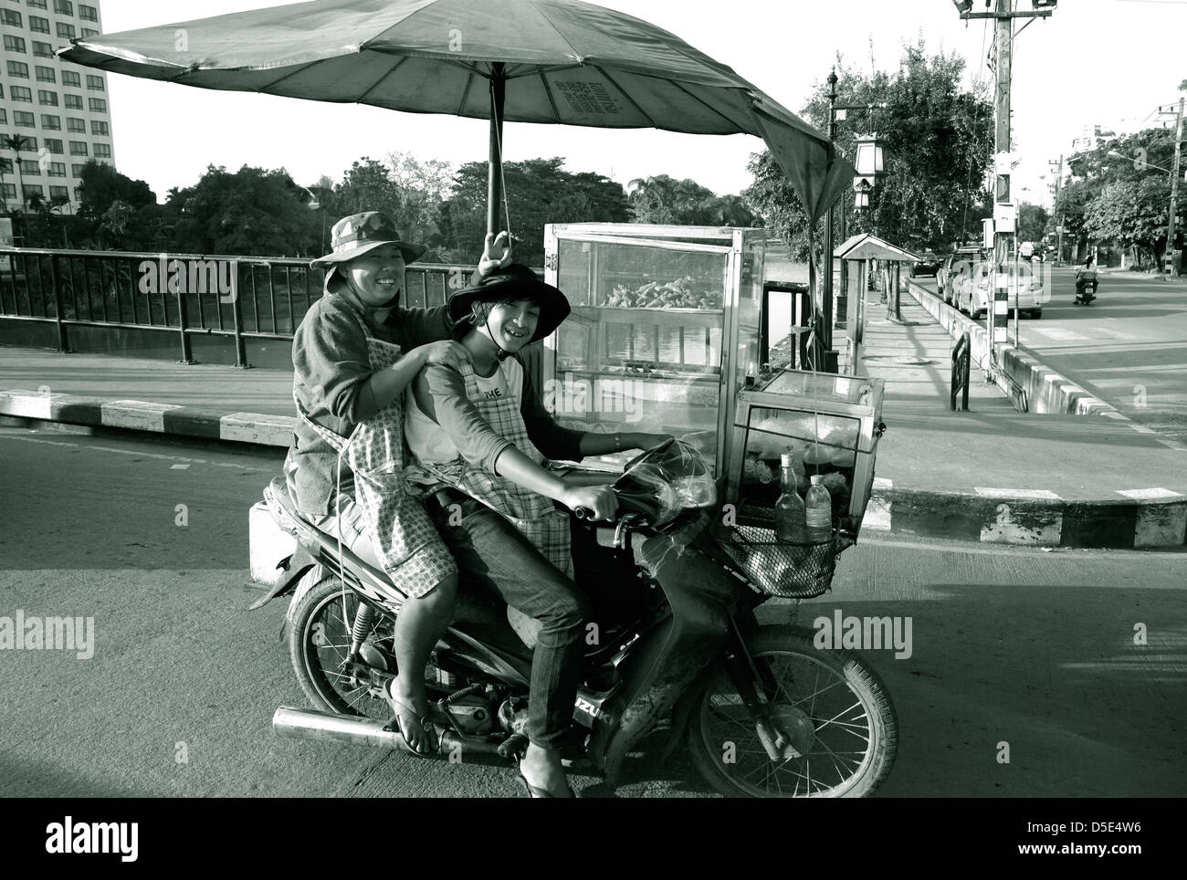 Deux vendeurs de nourriture mobiles à Chiang Mai Thaïlande du Nord prises le 12/05/2011 Banque D'Images