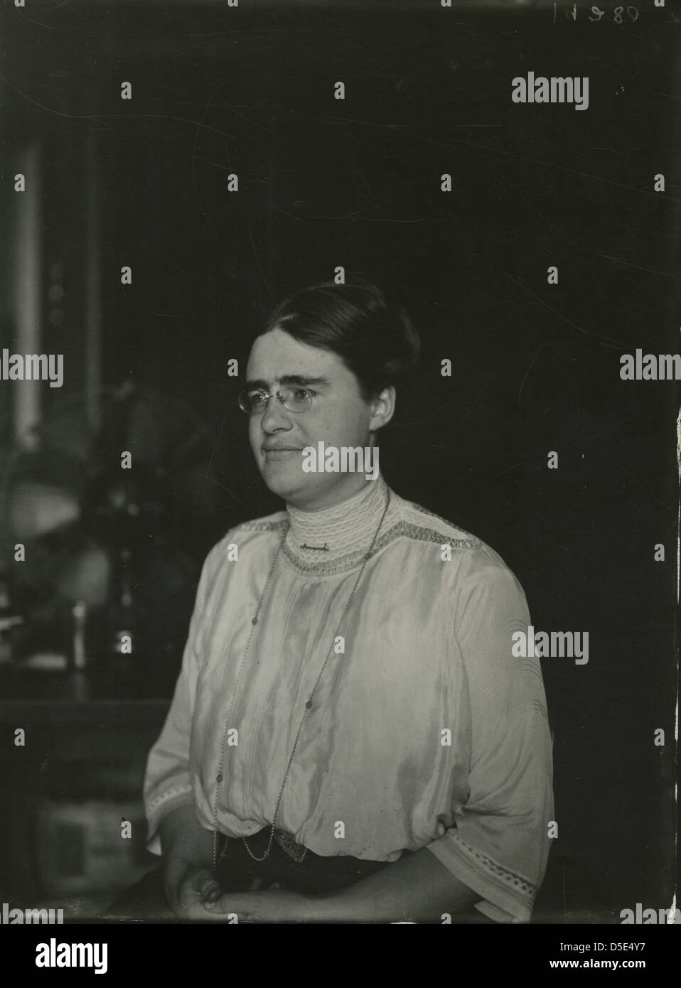 Johanna Westerdijk était une botaniste néerlandaise et professeure connue pour ses contributions importantes dans le domaine de la botanique. Elle est présentée dans ce portrait reflétant son impact dans la recherche scientifique et le milieu universitaire. Banque D'Images
