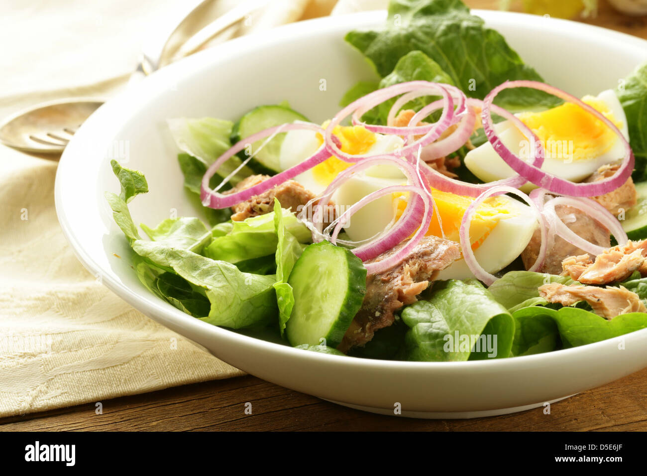 Le Français salade niçoise au thon et oeufs - Banque D'Images