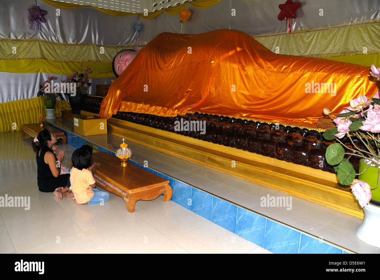 Une mère et ses enfants à prier bouddha dans le temple à Udon Thani Udon Thani Thaïlande prises le 20/09/2010 Banque D'Images