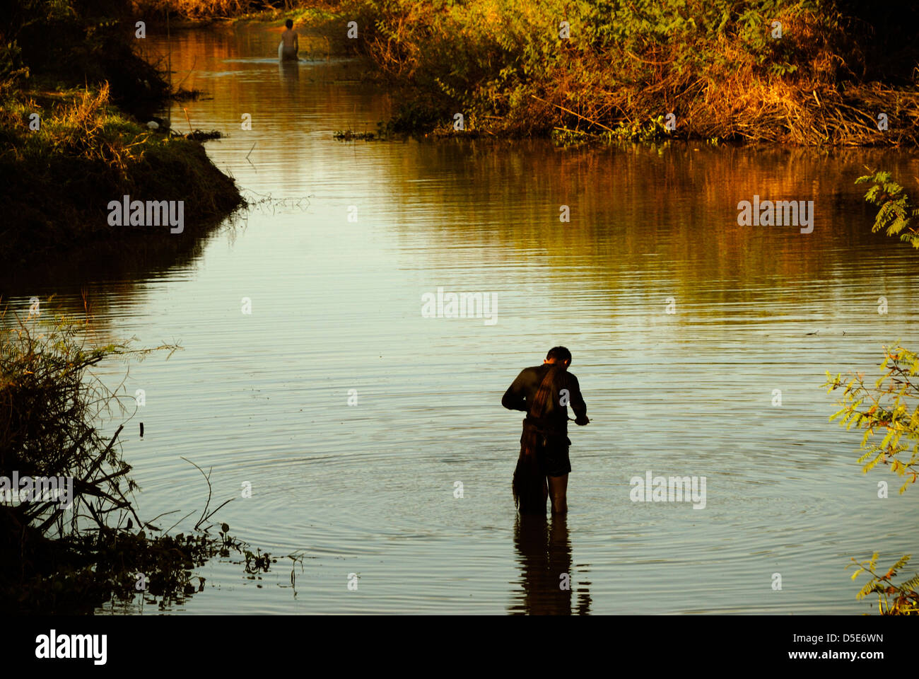 Pêcheur à la fin de la journée de perdre rapidement la lumière à Udon Thani Thaïlande prises sur 08/012/2012 Banque D'Images
