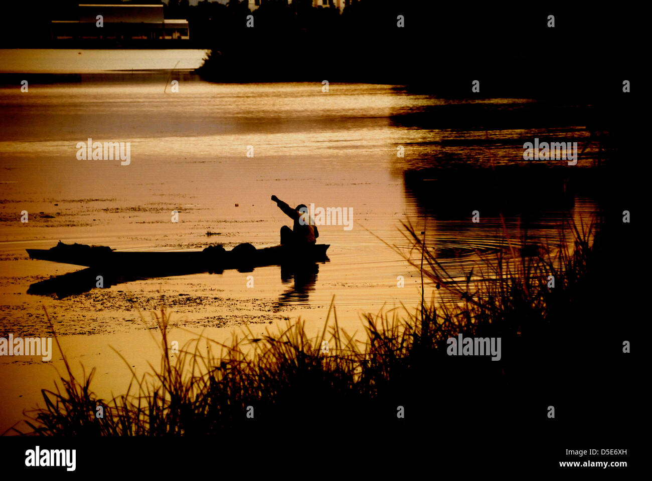Pêcheur à la fin de la journée de perdre rapidement la lumière à Udon Thani Thaïlande prises sur 08/012/2012 Banque D'Images