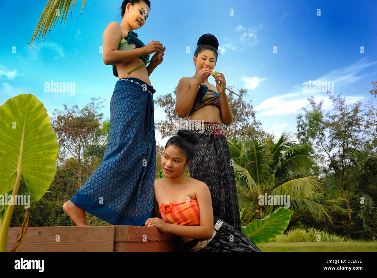Trois jolies filles thaïlandaises à partir d'un complexe à Udon Thani Thaïlande prises le 20/01/2012 Banque D'Images