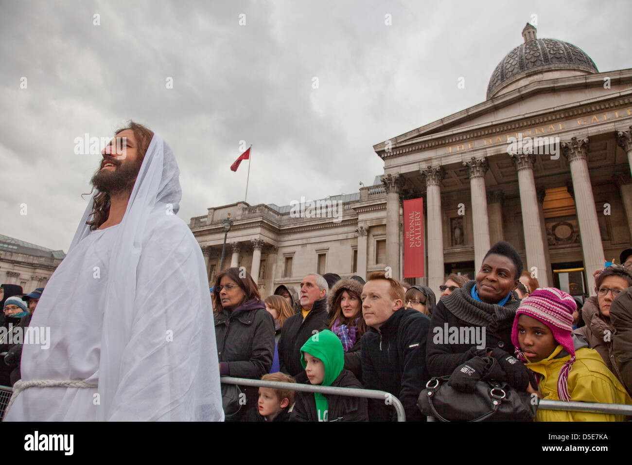 La Passion de Jésus à Trafalgar Square, Londres, Royaume-Uni Le Vendredi Saint de Pâques. L'acteur James Burke-Dunsmore joue Jésus Christ Banque D'Images