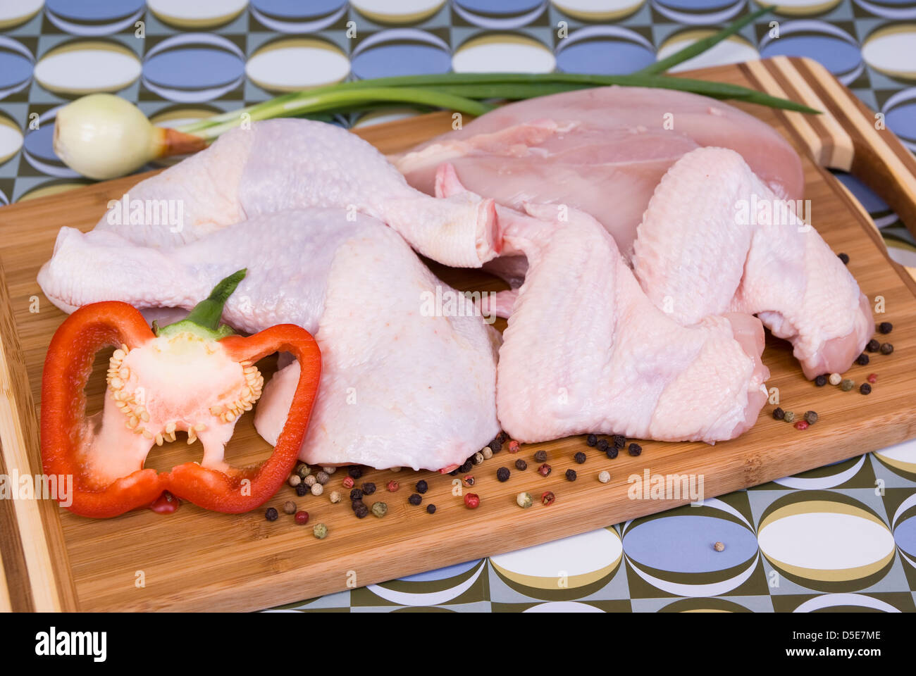 Des portions de matières premières à base de poulet et légumes Banque D'Images