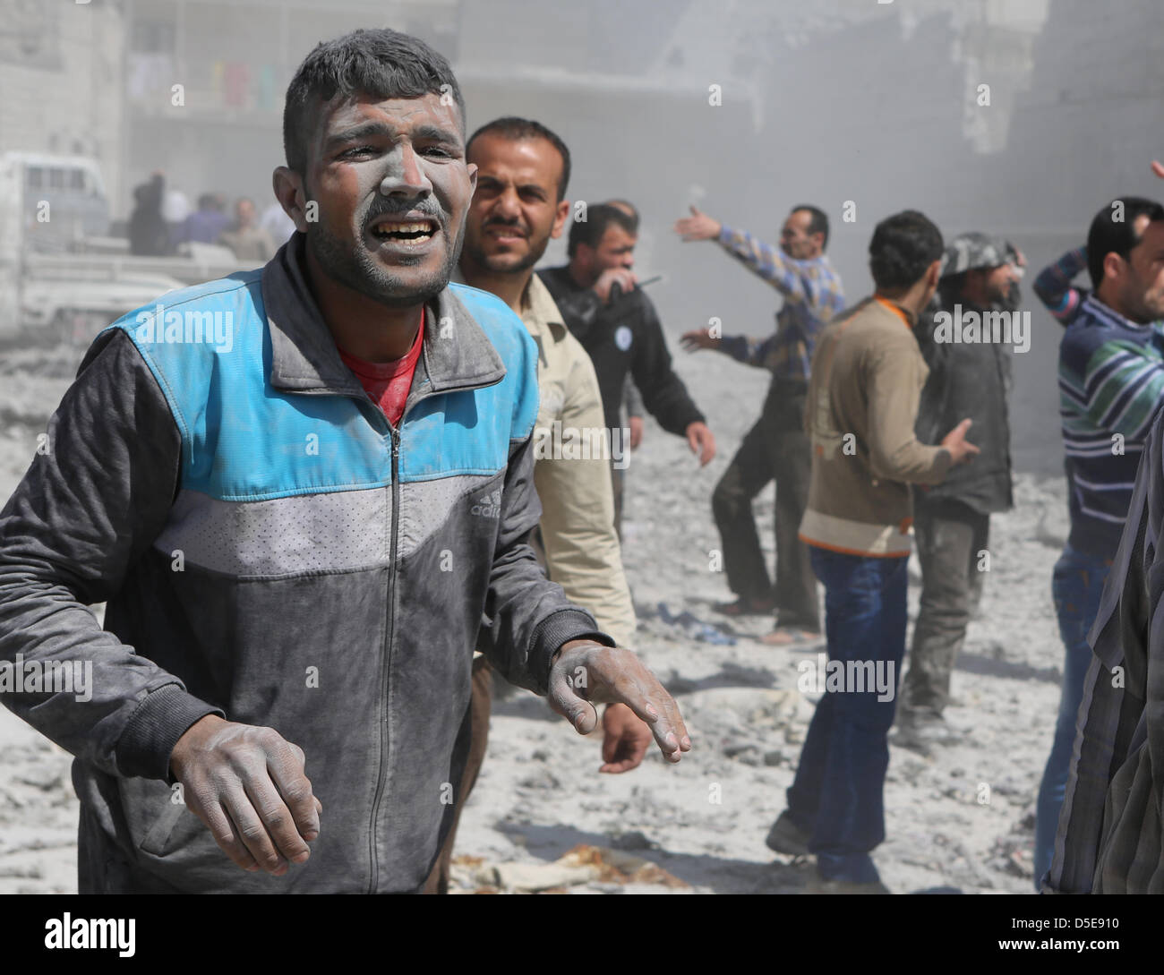 Aleppo, République arabe syrienne. 30 mars 2013. Le visage d'un homme est couvert de poussière après une attaque de missiles à Alep. Photo : Thomas Rassloff/Alamy Live News Banque D'Images