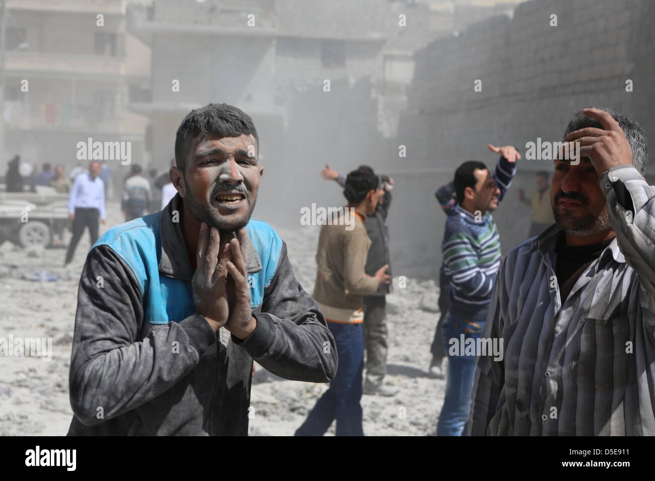 Aleppo, République arabe syrienne. 30 mars 2013. Le visage d'un homme est couvert de poussière après une attaque de missiles dans le trimestre Ansari dans Aleppo. Photo : Thomas Rassloff/Alamy Live News Banque D'Images