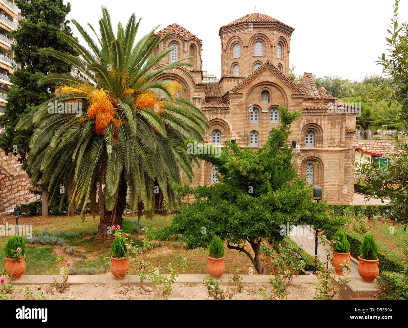 Situé dans un jardin verdoyant, l'eglise Panagia Chalkeon pacifique a été fondée en 1028. Thessaloniki Banque D'Images