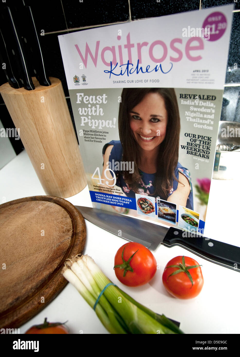 Waitrose Kitchen magazine avec colonne par Pippa Middleton est en vente, Londres Banque D'Images