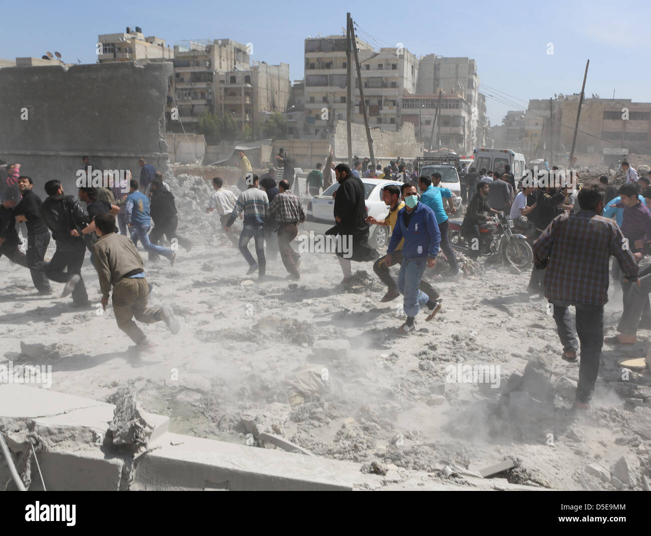 Aleppo, République arabe syrienne. 30 mars 2013. Les gens fuient pendant une attaque de missiles dans le trimestre Ansari dans Aleppo. Photo : Thomas Rassloff/Alamy Live News Banque D'Images