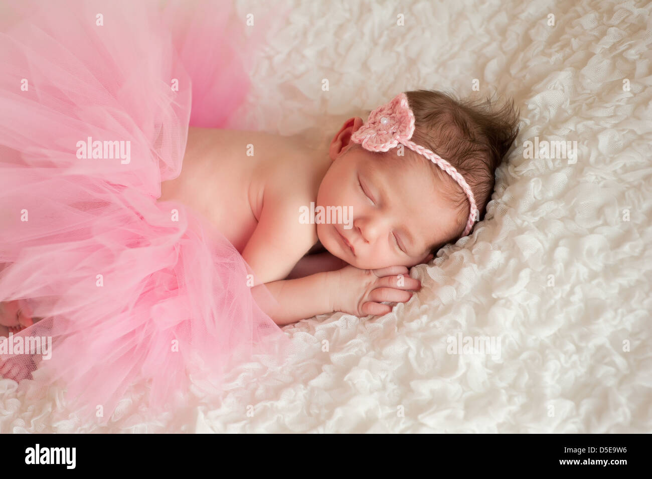 Naissance bebe Fille portant un Tutu Rose Photo Stock Alamy