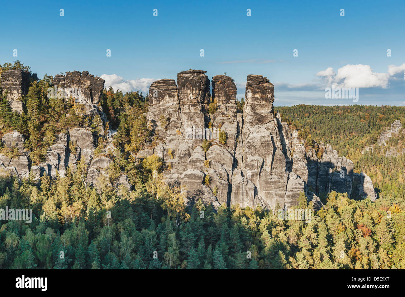 Goose Rocks (Gansfelsen). En face est le rock médiéval château Neurathen, municipalité de Lohmen, près de Dresde, Saxe, Allemagne Banque D'Images