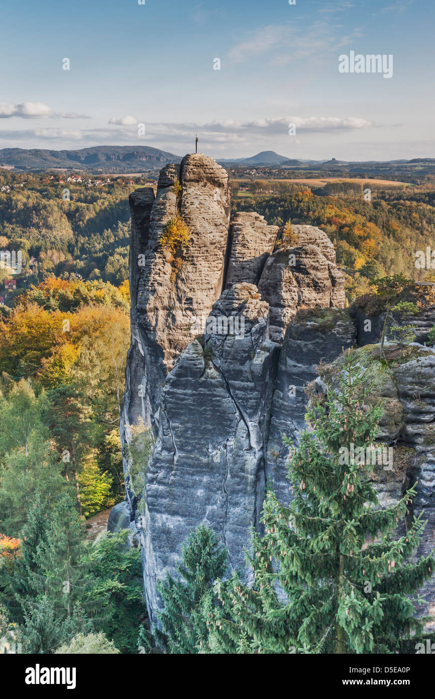 Vue de la roche Moench aussi Moenchstein (moine ou monkstone), la Suisse saxonne près de Dresde, Saxe, Allemagne, Europe Banque D'Images