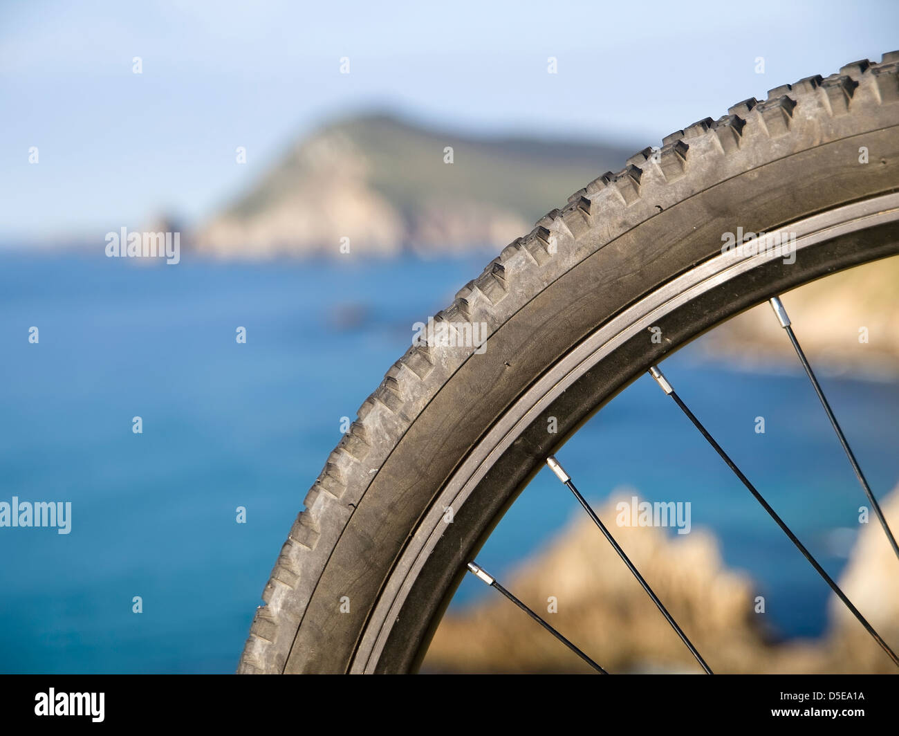 Roue de vélo de montagne avec paysage flou. Dans la photo ci-dessous montre les détails d'une roue de vélo de montagne et un paysage marin dans Banque D'Images