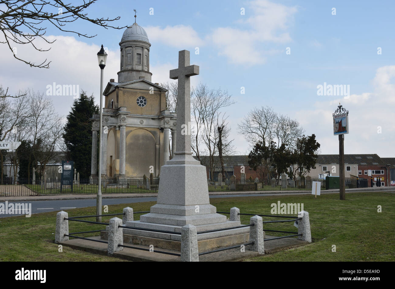 Mistley Essex avec War Memorial panneau du village et clocher de l'Église Banque D'Images