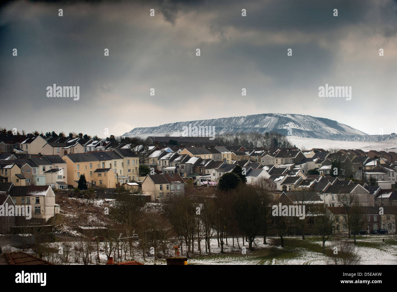 Merthyr Tydfil dans la neige en direction de ffos y fran land reclamation Banque D'Images