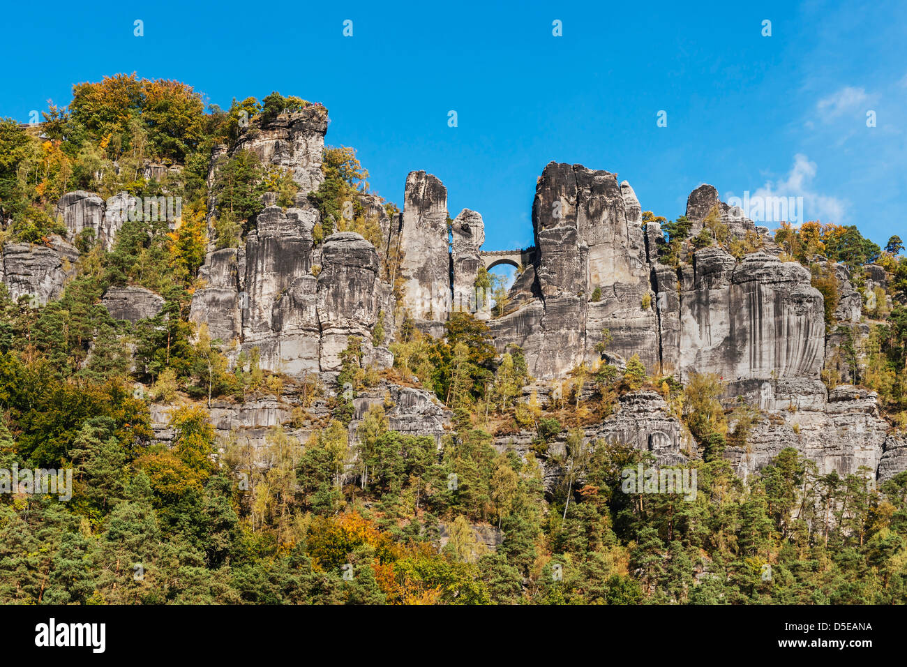 Voir à partir de la station thermale Rathen, près de Dresde, à la formation rocheuse Bastei (Bastion), la Suisse Saxonne, Saxe, Allemagne, Europe Banque D'Images