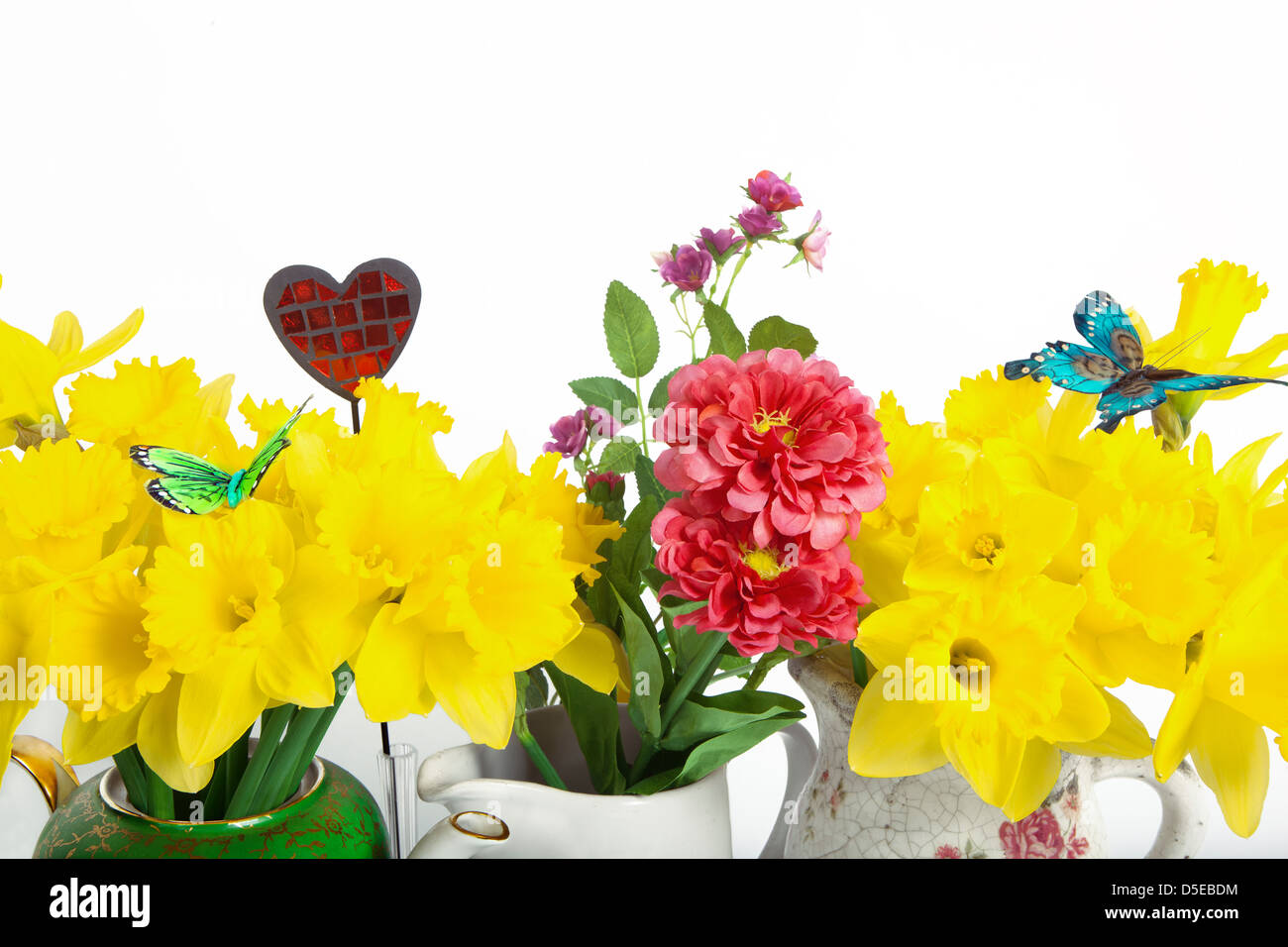 Fleurs rouge et jaune avec des papillons Banque D'Images