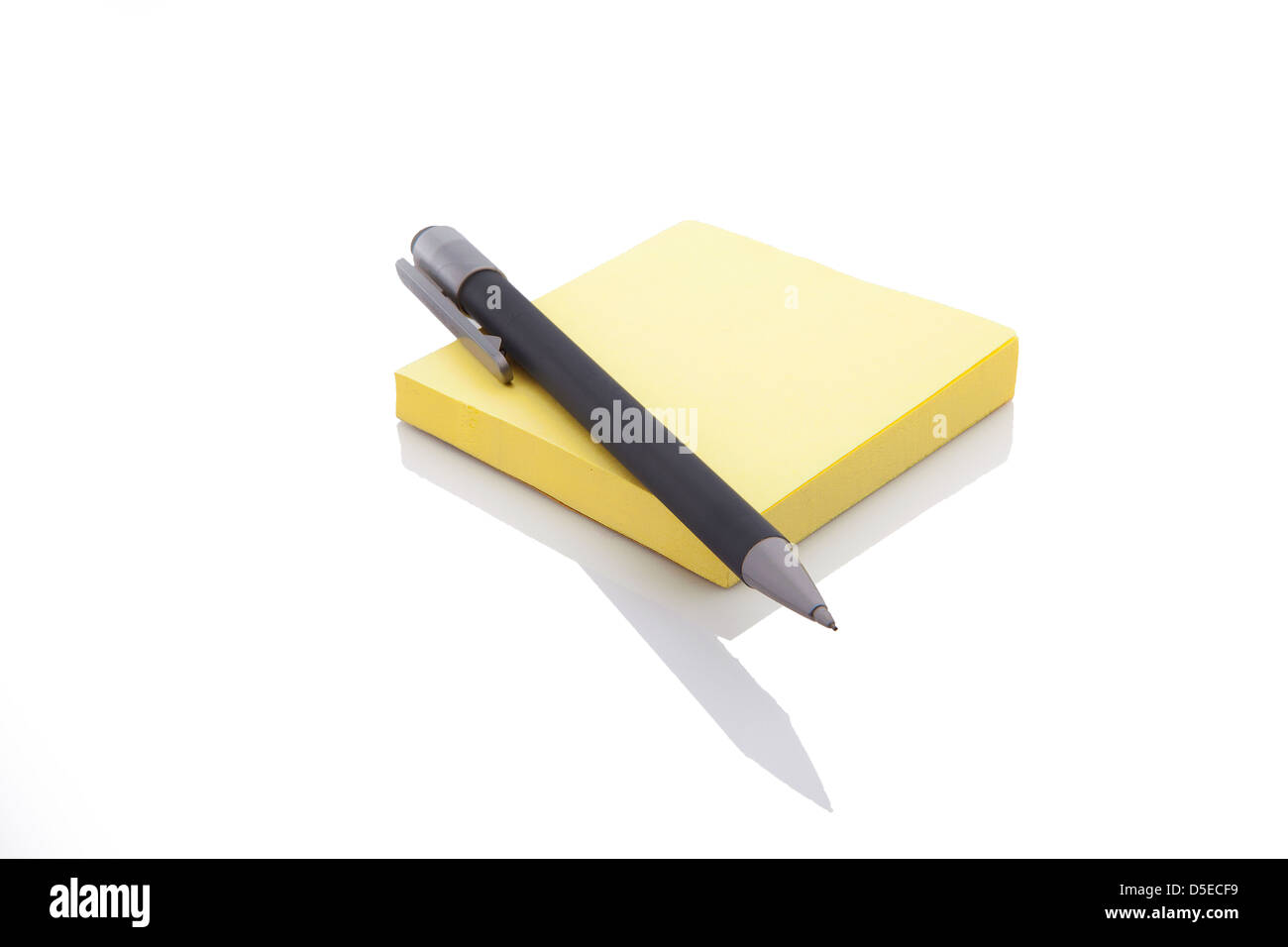 Yellow sticky note avec un crayon sur elle , coup sur un fond blanc Banque D'Images Yellow sticky note avec un crayon sur elle , coup sur un fond blanc Banque D'Images