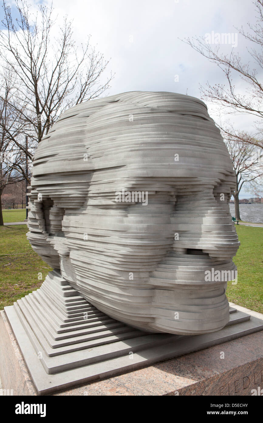 Une statue du musicien Arthur Fiedler dans le parc de l'Esplanade de la rivière Charles à Boston, Massachusetts, USA Banque D'Images