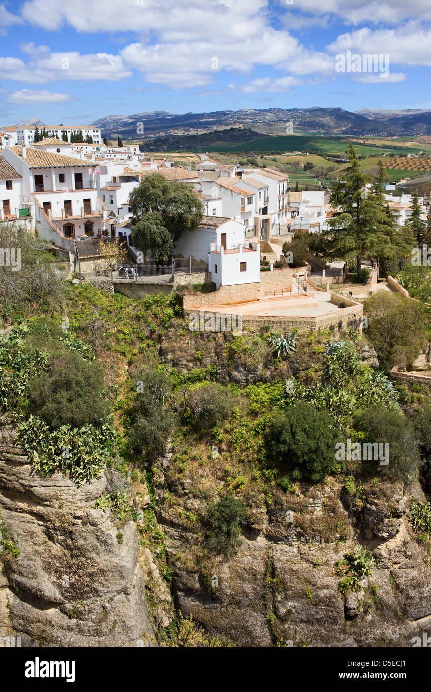 Maisons blanches sur un haut rocher à Ronda, ville du sud de l'Espagne, région d'andalousie. Banque D'Images