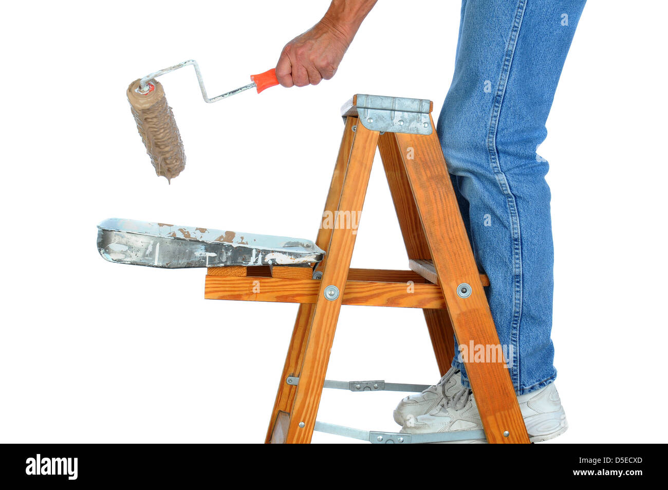 Libre d'un peintre debout sur une échelle avec un rouleau des gouttes de peinture. L'homme est méconnaissable sur un fond blanc. Banque D'Images