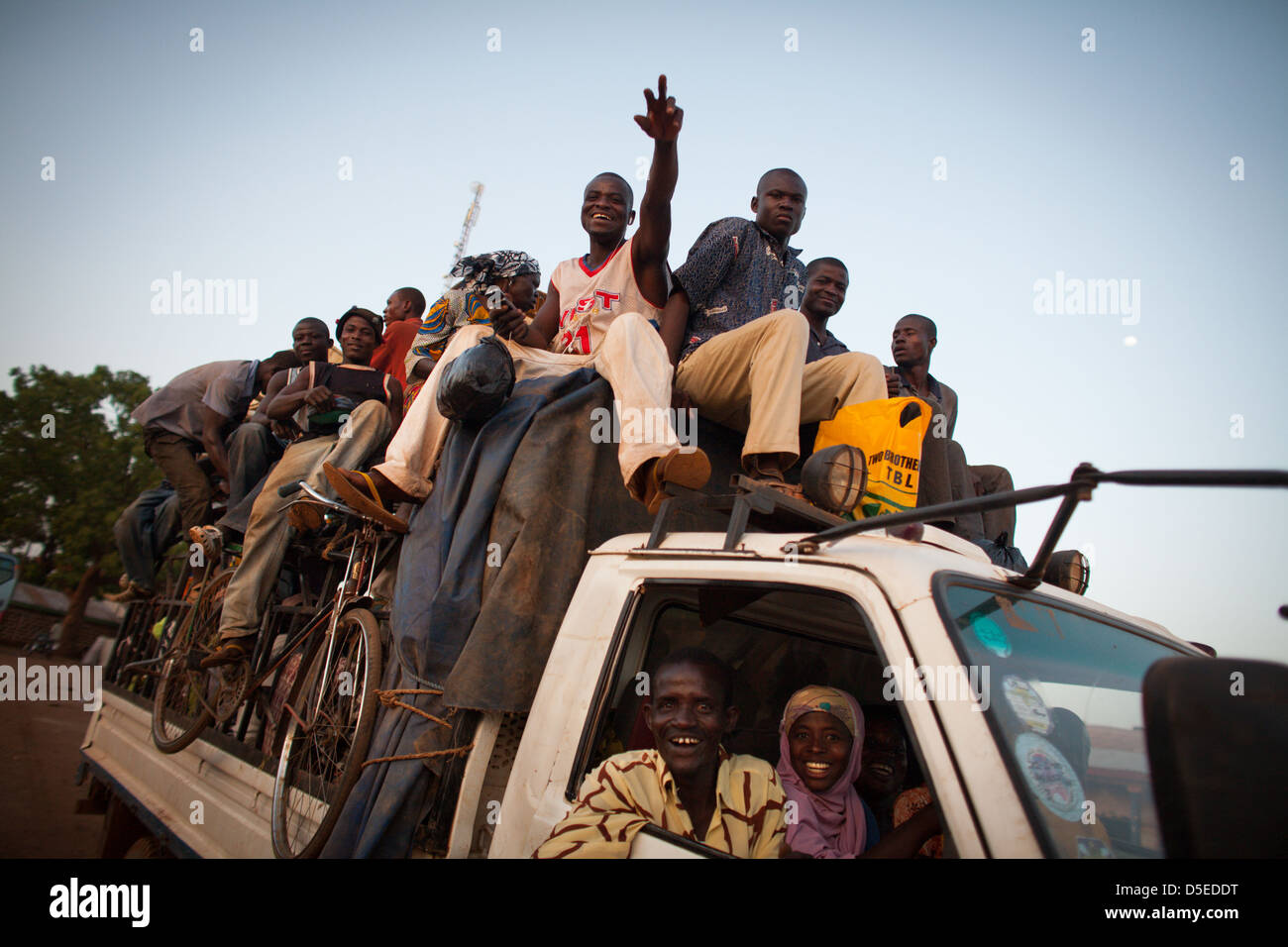 Un bus chargé avec les gens se prépare à quitter Nandom, dans le nord du Ghana, pour le trajet vers le sud. Banque D'Images