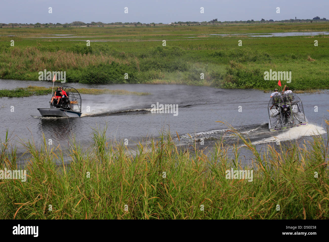 Deux hydroglisseurs ou fanboats sur les Everglades de Floride usa Banque D'Images