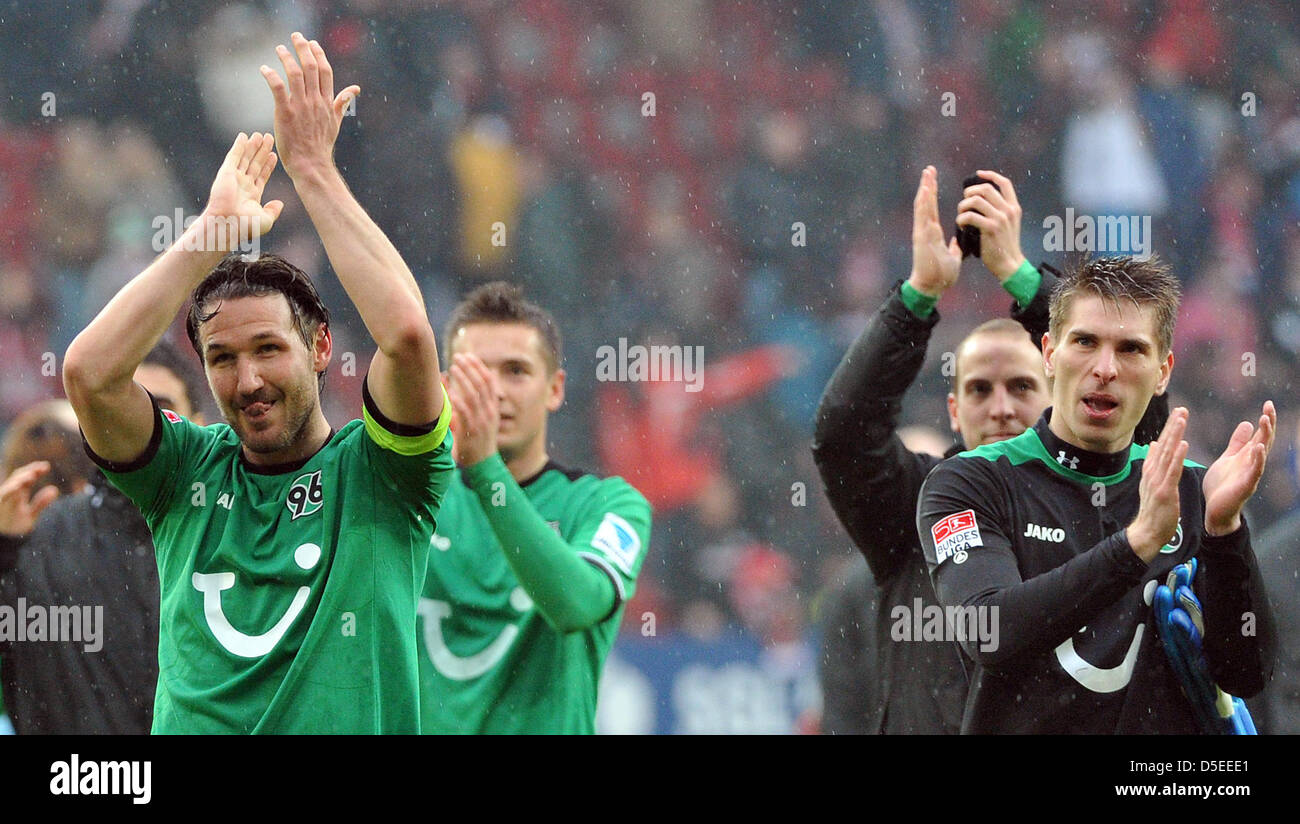 Hannover's Christian Schulz (L-R), Artur Sobiech, Jan Schlaudraff gardien Ron-Robert Zieler et geste après le match FC Augsburg - Hannover 96 dans l'Arène de SGL à Augsburg, Allemagne, 30 mars 2013. Hannover gagne 0:2. PHOTO : STEFAN UDRY Banque D'Images