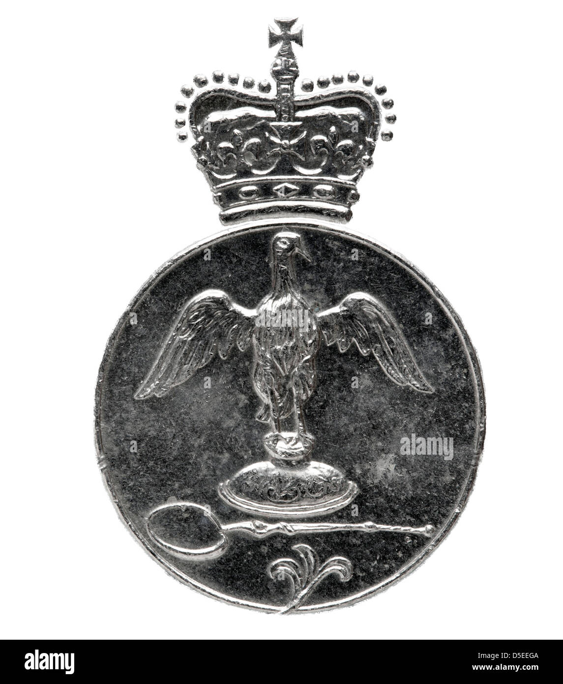 Eagle avec couronne de 25 nouveaux pence coins, Jubilé d'argent de la reine Elizabeth II, UK, 1977, sur fond blanc Banque D'Images