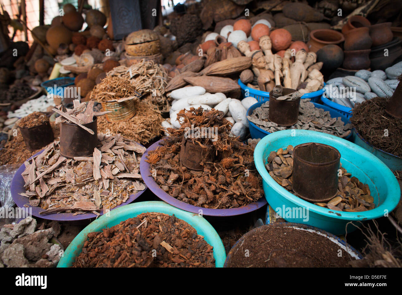 Divers médicaments traditionnels, y compris l'écorce des arbres, dans le marché du bois, Accra, Ghana. Banque D'Images