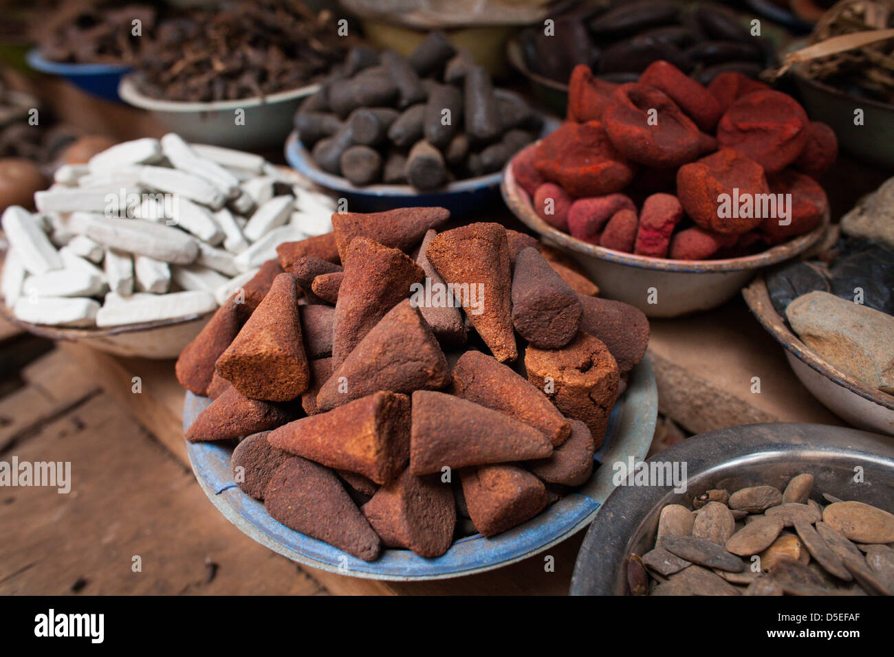 Pierres de foudre dans le marché du bois, Accra, Ghana. Banque D'Images
