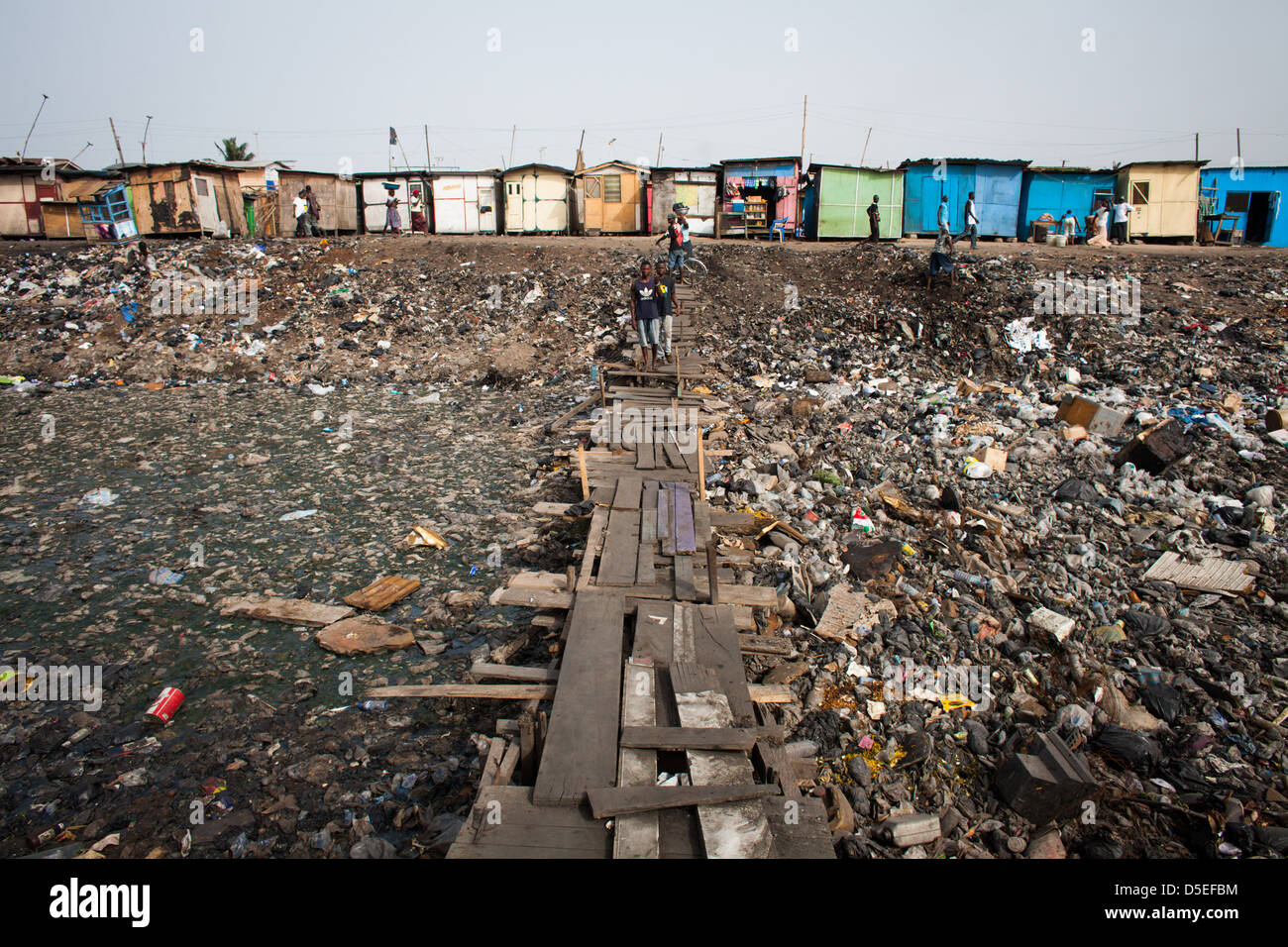 Une rivière très polluée dans la banlieue d'Agbogbloshie Accra, Ghana. Banque D'Images