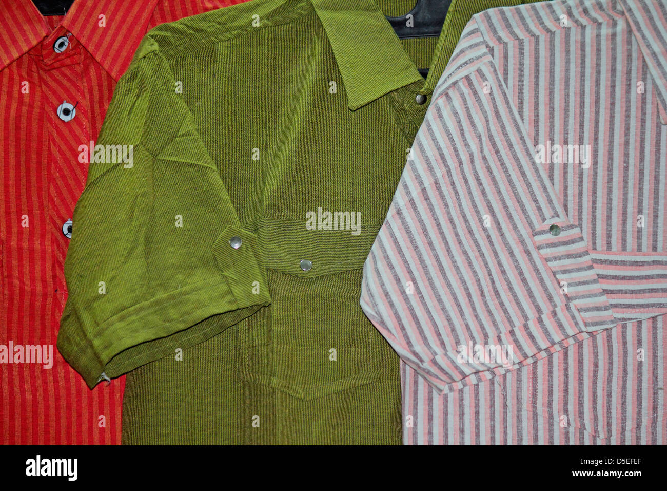 Chemises de coton de diverses couleurs bordée à vendre Banque D'Images