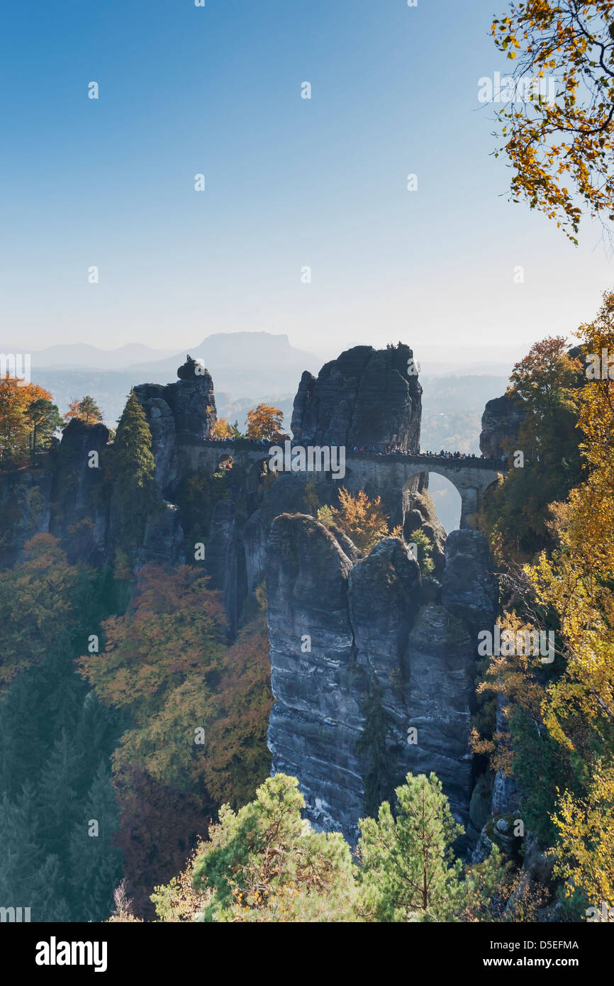 Rock formation Bastei (Bastion) et la montagne de la table Lilienstein, Lohmen, la Suisse saxonne près de Dresde, Saxe, Allemagne, Europe Banque D'Images