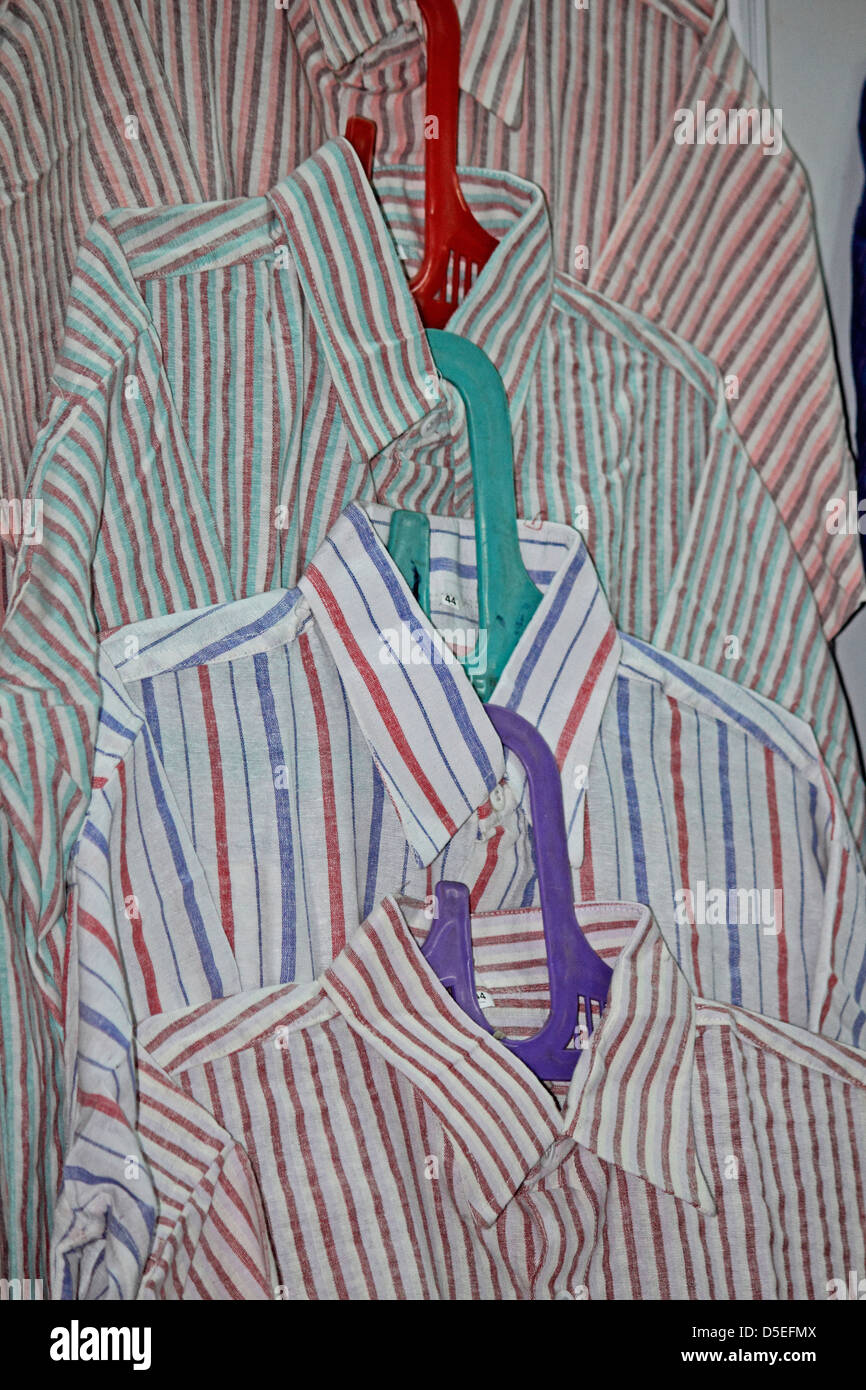 Chemises de coton de diverses couleurs bordée à vendre Banque D'Images