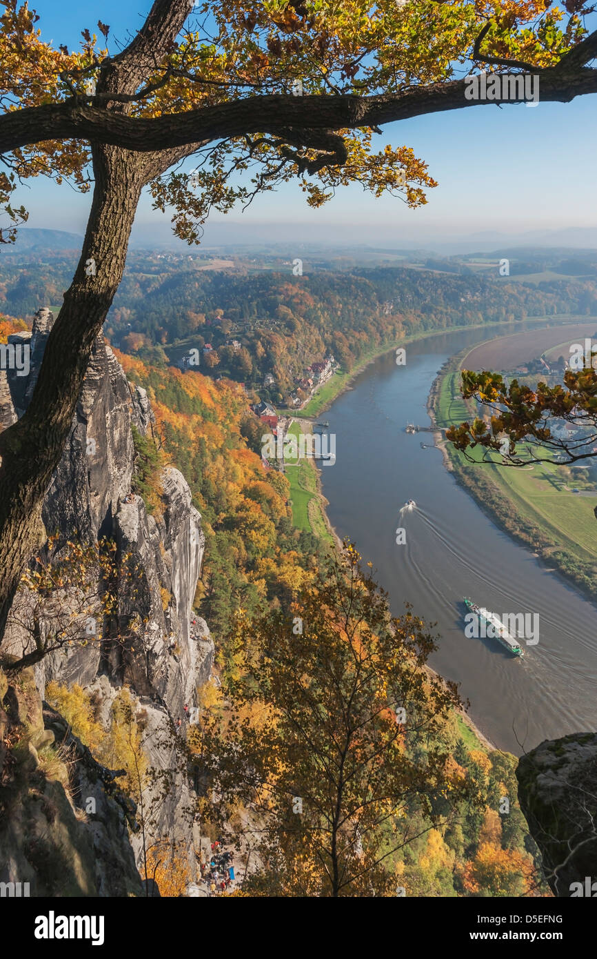 Vue de la formation rocheuse Bastei (Bastion) à la santé resort Rathen, près de Dresde, et l'Elbe, Saxe, Allemagne, Europe Banque D'Images
