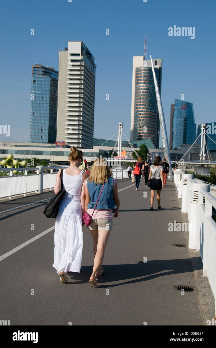 Les employés de bureau traversant le pont blanc de l'autre côté de la rivière Neris vers le quartier commercial et commerçant moderne de Snipiske, la nouvelle entreprise de Vilnius Banque D'Images
