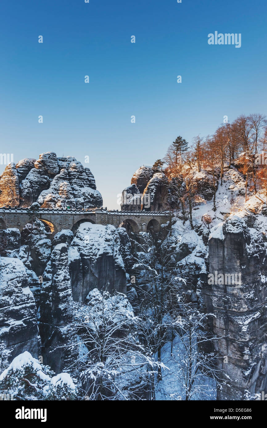 Rock formation Bastei (Bastion) et le pont, Lohmen, la Suisse saxonne près de Dresde, Saxe, Allemagne, Europe Banque D'Images