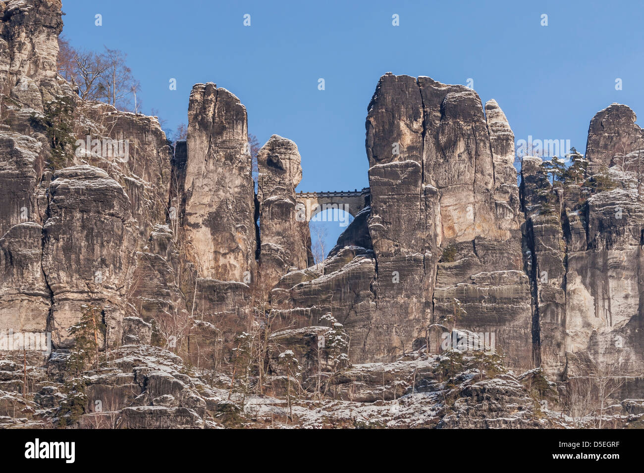Voir à partir de la station thermale Rathen, près de Dresde, à la formation rocheuse Bastei (Bastion), la Suisse Saxonne, Saxe, Allemagne, Europe Banque D'Images