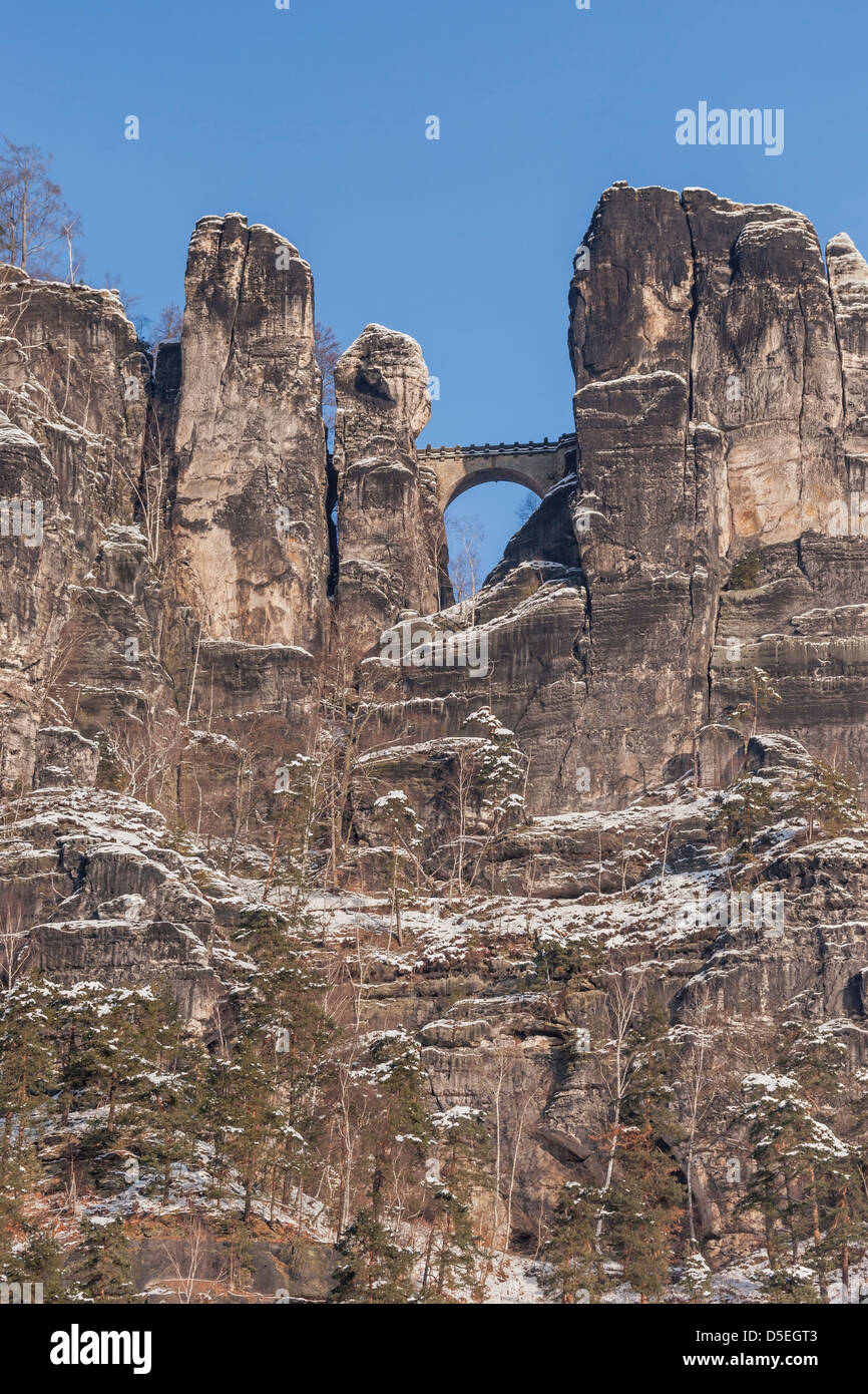 Voir à partir de la station thermale Rathen, près de Dresde, à la formation rocheuse Bastei (Bastion), la Suisse Saxonne, Saxe, Allemagne, Europe Banque D'Images