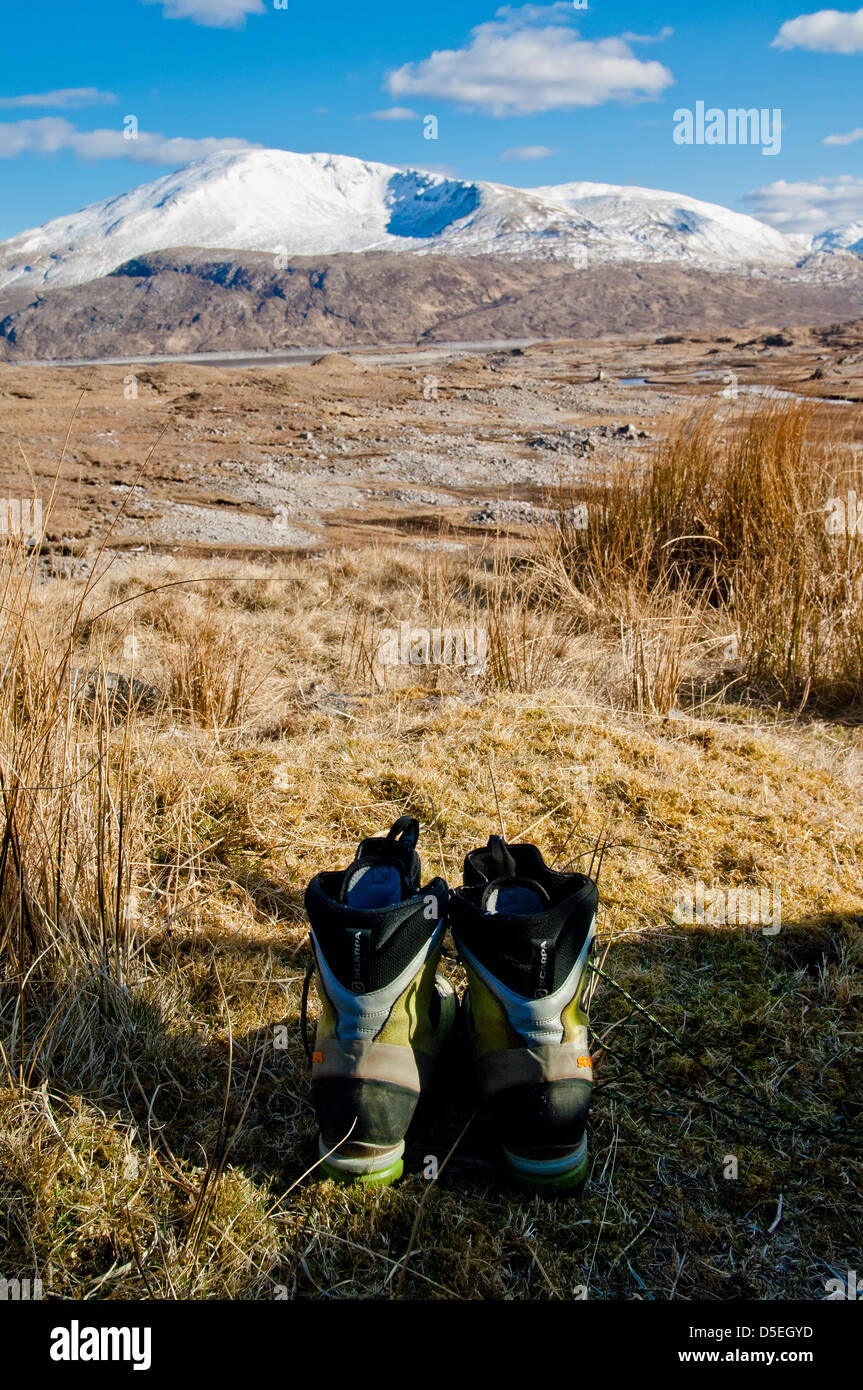 Zone Kinlochourne, Ecosse, Royaume-Uni. 30 mars 2013 Les services de secours en montagne sont de nouveau à la recherche dans les Highlands écossais pour ce qui pourrait être la 14e fatalité de cet hiver. Un Dennier Clive Walker n'a pas été vu depuis 6 jours et préoccupé par sa sécurité sont en hausse. Une terre air et mer recherchez est en cours dans le domaine Kinlochourne,un des derniers endroits sauvages et les plus reculées d'Ecosse. Sur la photo : les secouristes des bottes. Credit : Kenny Ferguson / Alamy Live News Banque D'Images