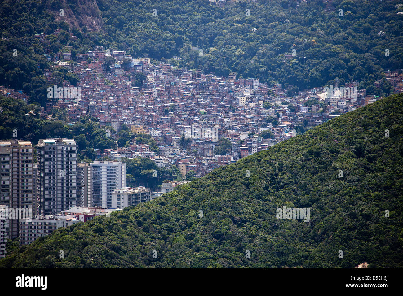 Rocinha la plus grande favela du Brésil situé à Rio de Janeiro contre high class district de Sao Conrado Banque D'Images