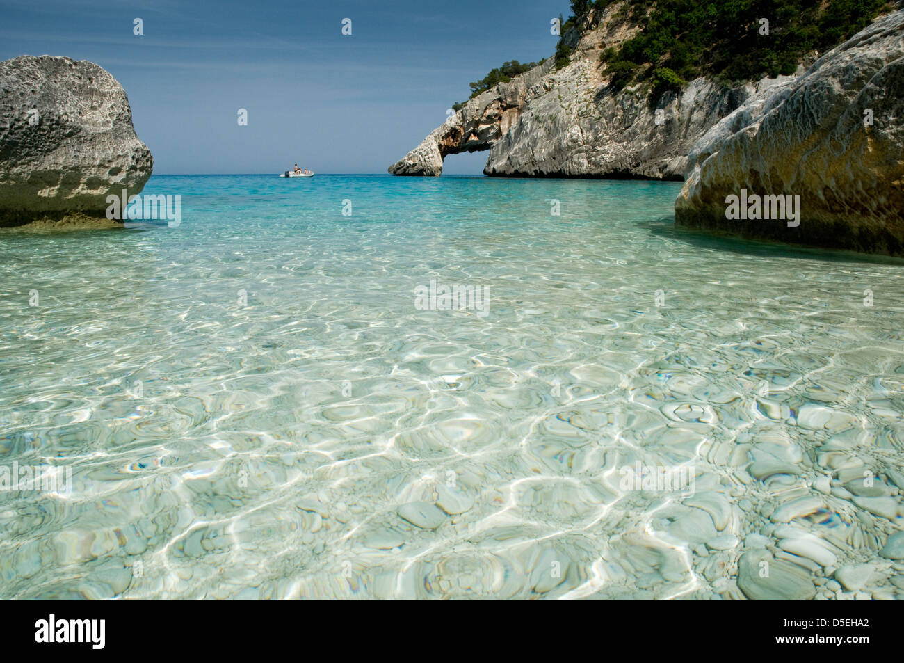 Les eaux turquoises de la mer et le blanc des roches calcaires à Cala Goloritzè,plage,côte Ogliastra Baunei,Sardaigne,Italie Banque D'Images