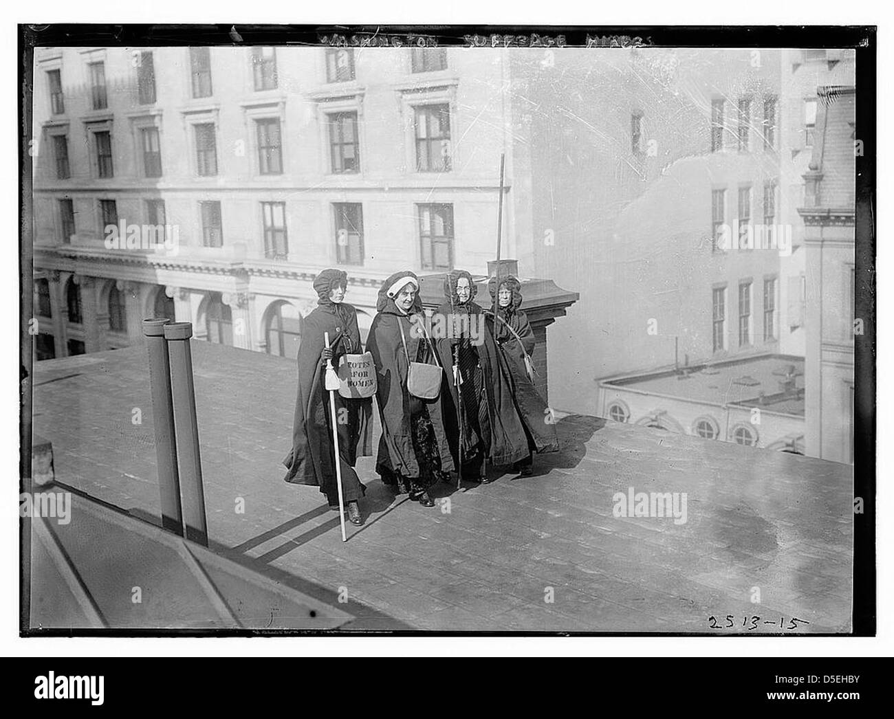 En 1913, un groupe de suffragistes, connu sous le nom de Washington suffrage Hikers, a défilé pour réclamer le droit de vote pour les femmes. Cet événement historique faisait partie du mouvement plus large du suffrage féminin aux États-Unis. Banque D'Images