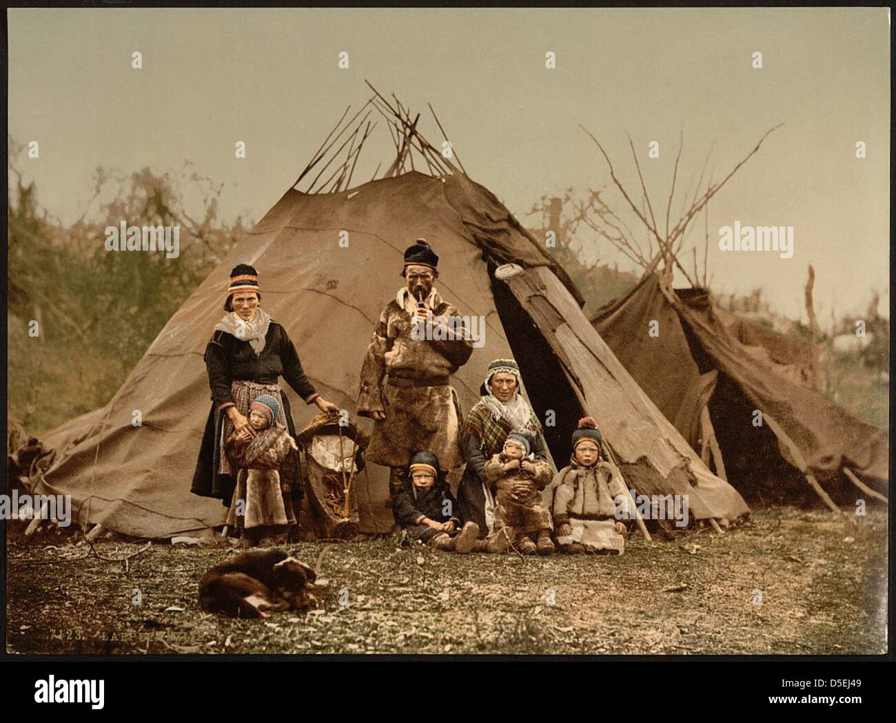 Photographie colorisée d'une famille Lapp de Norvège, représentant probablement une communauté sami. La famille est montrée avec des vêtements traditionnels, près d'une tente lavvu, une habitation indigène utilisée par le peuple Sami. Banque D'Images Photographie colorisée d'une famille Lapp de Norvège, représentant probablement une communauté sami. La famille est montrée avec des vêtements traditionnels, près d'une tente lavvu, une habitation indigène utilisée par le peuple Sami. Banque D'Images